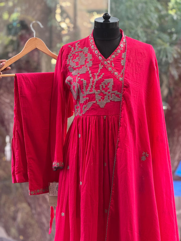 Mul ethnic suit